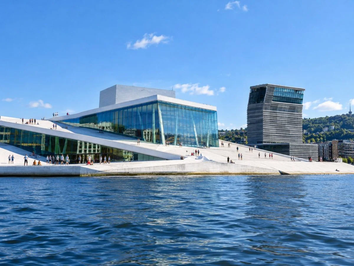 Die weiße Osloer Oper, vom Wasser aus gesehen