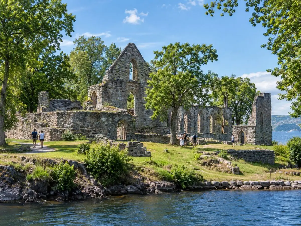 Rovine di un monastero in pietra su un'isola verde