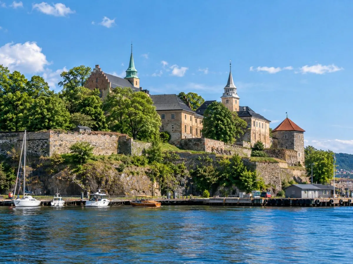 Die Steinmauern der Festung Akershus, vom Wasser aus gesehen