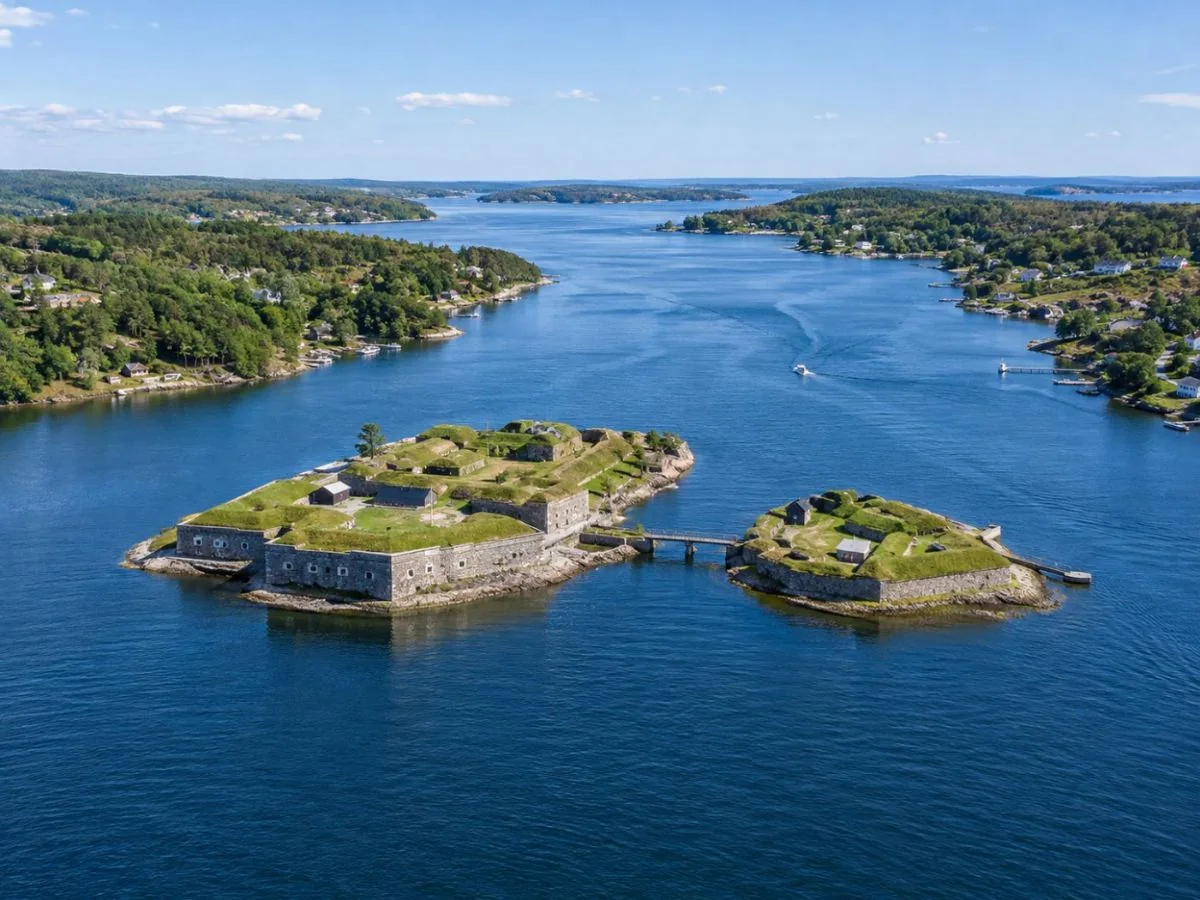 Die Drøbak-Enge mit der Festung Oscarsborg auf flachen Schären